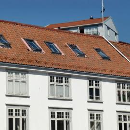 Sentral og solrik lofts leilighet, med 2 soverom, hotelli kohteessa Arendal