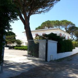 Viesnīca Appartamento in Villa Valentini- Fronte mare, Giardino e Parcheggio privato, WIFI, dotato di tutti i confort, nel Cuore del Golfo di Gaeta pilsētā Minturno