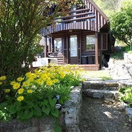 Wooden cabin with a view, hotel in Idrija