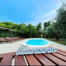 Magnifique villa -piscine privée vue Mont Ventoux, khách sạn ở Malemort-du-Comtat