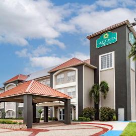 La Quinta Inn & Suites by Wyndham Pharr RGV Medical Center، فندق في فار