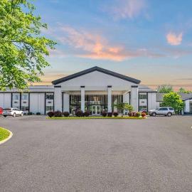Days Inn by Wyndham Erie، فندق في ايري