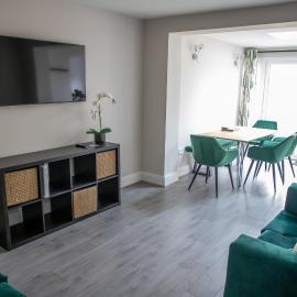 Wave Stays - Ground Floor Apartment - Outside Seating Area, hotel in Cleveleys