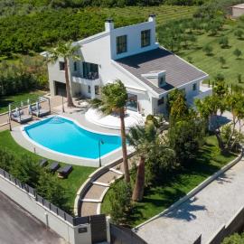 Gregorys Private Luxury Villa with Heated Pool & Gardens, hotel i SFakianalíon