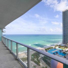 Gorgeous Views Await in Your Beachfront Condo, hotel in Hollywood