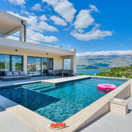 Villa Zariva with pool and panoramic mountain and