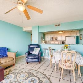Bright Carolina Beach Condo: Public Beach On-Site, hotel in Carolina Beach