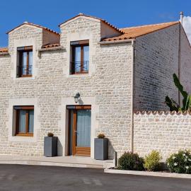 La Grange 3 étoiles - Maison d'hôte à 10 min des plages, hotel Thairé városában