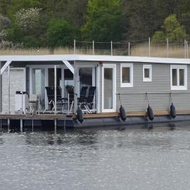 Hausboot Janne Lübeck Inclusive Kanu nach Verfügbarkeit SUP und WLAN 50 MBit s Flat, hotel in Lübeck