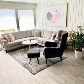 Moderne og sentral leilighet med koselig og privat uteplass!, хотел в Hornnes