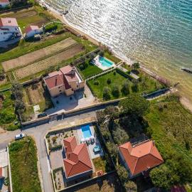 Villa Mattina, with heated pool and jacuzzi، فندق في بريفلاكا
