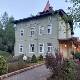 Szwajcarka Willa z sauną i jacuzzi, hotel in Kudowa-Zdrój