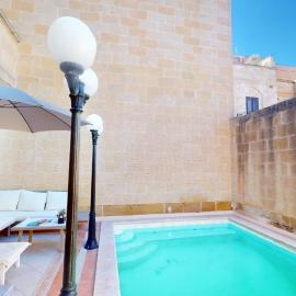 Qala Bed&Breakfast with swimming pool - IL-Wenniessa, отель в Кале