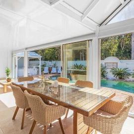 Aquablue Holiday Home - Hot Spa & Pool - 2m Walk to Beaches, hotelli kohteessa Corlette