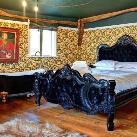 Huge Deluxe 600 Year Old Essex Manor, Hot Tub, Cinema Room, Sky Tv, hotel in Saffron Walden