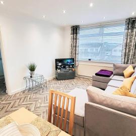 Lovely & modern 2-Bedroom Flat above shop in Tonteg