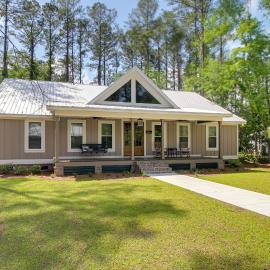Spacious Midway Cottage w/ Porches, Near Hunting!、Midwayのホテル