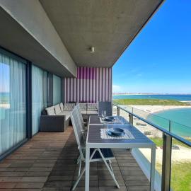 Luxury beachfront apt - quite area, 100 sqm, hotel v destinácii Konstanca