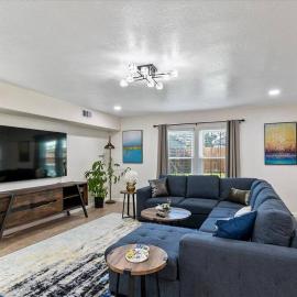 Bring the Crew! 4BR Luxe Pad, Backyard Magic & City at Your Door, hotel di Houston