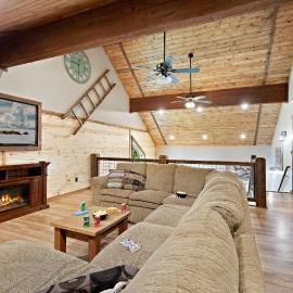 Set the Hook by KABINO Fire Pit Sleeper Sofa Loft 2 Living Rooms Grill WiFi, hotel in Island Park