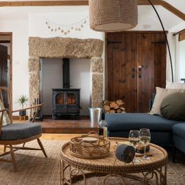 Naut Retreat, The Big Barn - Spacious & cosy cottage, walk to Porthcurno beach, Pedn Vouder & Minack Theatre, hotel a Penzance