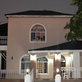 Captains Villa - where Lake Malawi and Shire River meet, historical hotel at waterfront next to the Lake Museum in Mangochi Town, מלון בMangochi