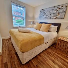 Stunning Spacious Serviced Apartment next to City Centre with Free Parking - Contractors & Relocators