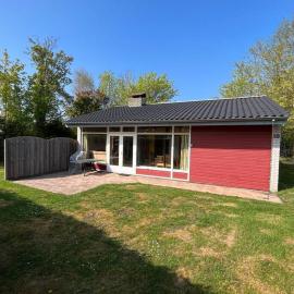 Knusse bungalow op groen park!, hotel v destinaci Ouddorp