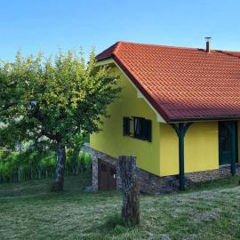 Vikend hiša Vrhe, hotel in Senovo