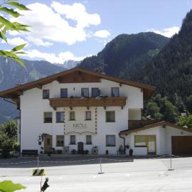 Ferienwohnungen Kröll, hotel in Schwendau
