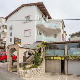 Apartments and rooms by the sea Nemira, Omis - 2781, hotel a Omiš