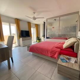 Charmante chambre avec vue mer parking gratuit extérieur, hotel in La Ciotat