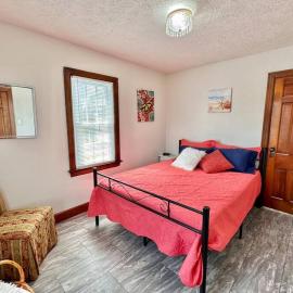 Trestle Creeks Original Farmhouse، فندق في بلومنغتون