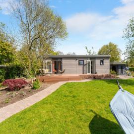Luxury chalet near Ouddorp with garden, hotel in Goedereede