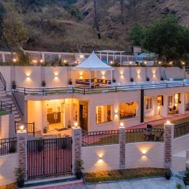 Rolling Hills by VEO, StayVista - 4BHK Forest-View Villa with Pet Friendly & Gazebo, hotelli kohteessa Tota Ām