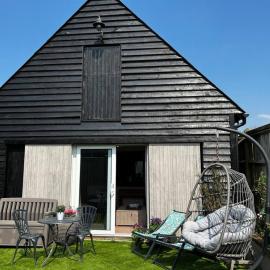 Quirky 1 bedroom barn on the river in Arundel, hotel in Arundel