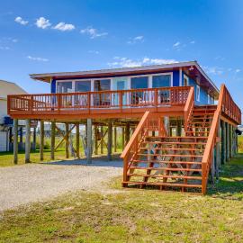 Breezy Dauphin Island Vacation Rental with Deck!, hotel in Dauphin Island