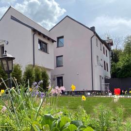Sonnenlay Lounge Ferienhaus und Studio Balkon Garten E-Ladestation, hotel u gradu Brauneberg