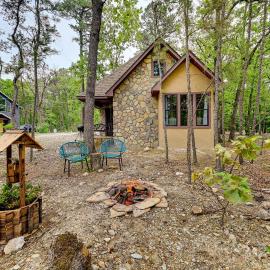 Blissful Broken Bow Studio: Fire Pit & Jacuzzi Tub, hotel in Broken Bow