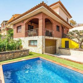 Casa rustica con piscina y jardin