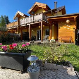 Dreiländerblick, Sauna en tafeltennis en 150 meter van piste, hotel in Arnoldstein