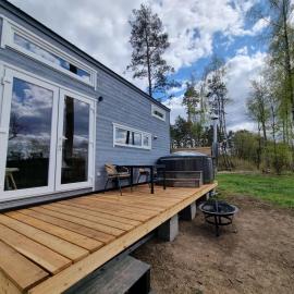 Domek nad jeziorem z jacuzzi, khách sạn ở Sulęczyno