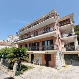 Julija 1, hotel v Igalu