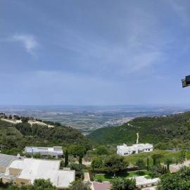 Large Vacation Apartment With A Stunning View In Isfiya, Mount Carmel - דירת נופש עם נוף מדהים בעספיא، فندق في ‘Isfiyā