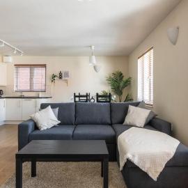 Spacious 2BR Flat - 2 Free Parking Spaces - Near LGW Airport, хотел в Кроули