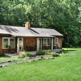 2BR chalet w hot tub, porch & refreshing views، فندق في Mathias