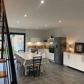 Les prunelles maison de village de 4 à 8 personnes、Précignéのホテル