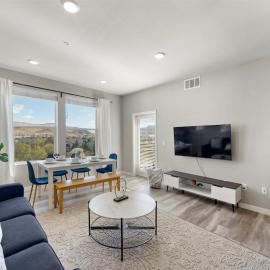 Sparks 2BR Waterfront · Spring Getaway & Rooftop, хотел в Спаркс