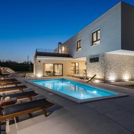 Modern Villa M30 with private pool, 3 en-suite bedrooms, hotel en Ugljane