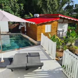 Maison de campagne avec piscine et spa, hotel i Lamentin